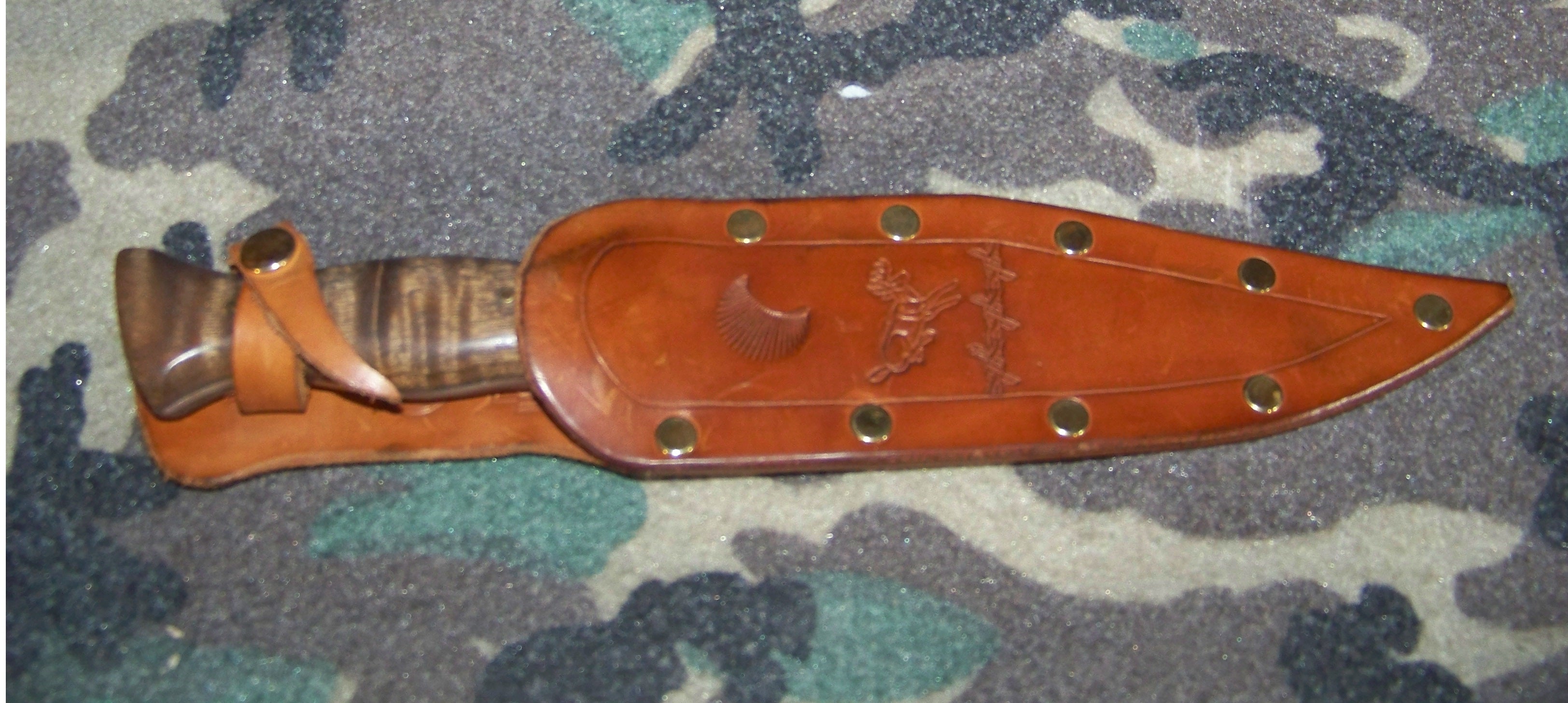 Hand Forged Knife: Custom Knife / Tiger Stripe Walnut Handle