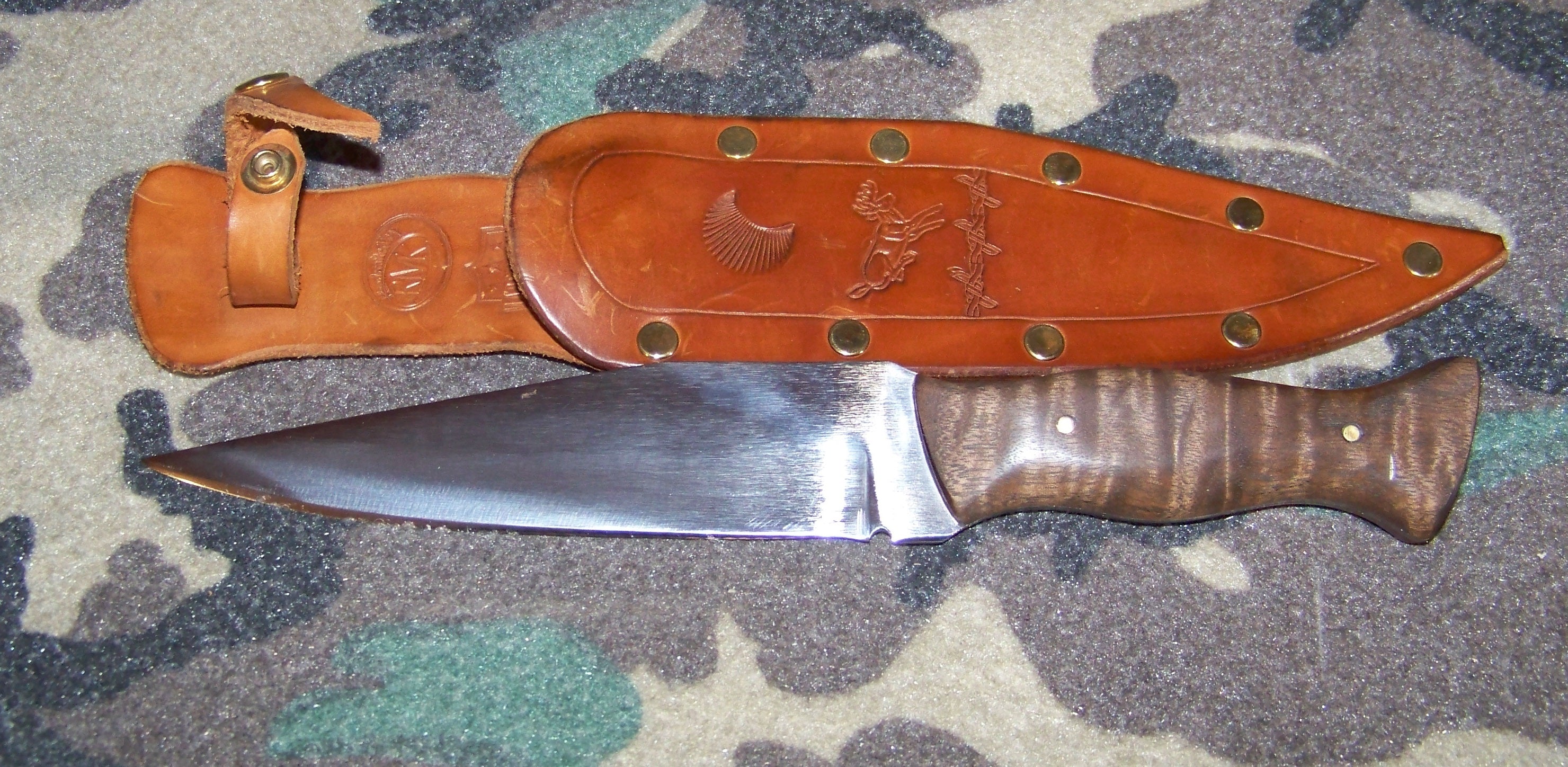 Hand Forged Knife: Custom Knife / Tiger Stripe Walnut Handle